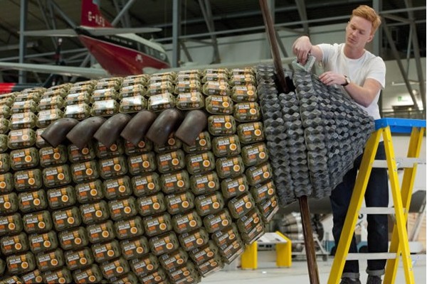 6500个鸡蛋盒打造的喷气式飞机（二）